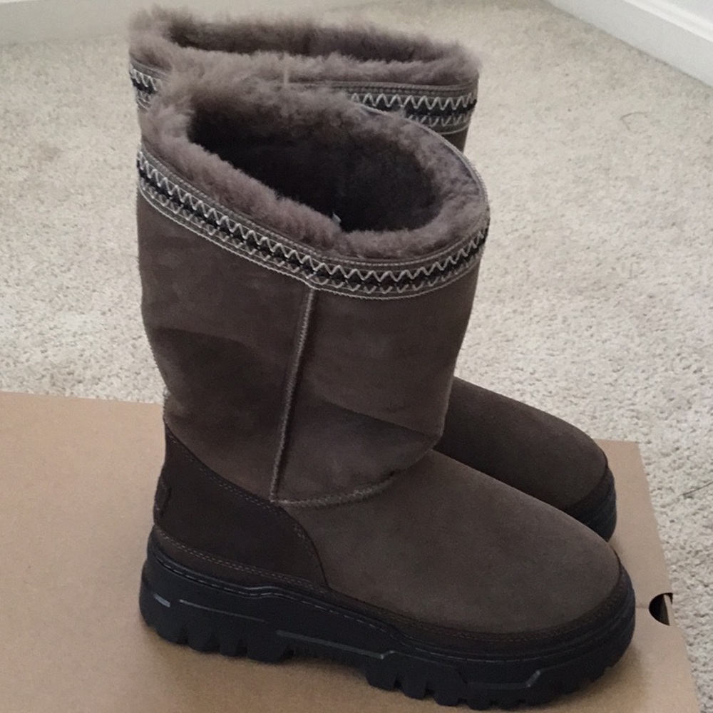 UGG®Classic Tall Trail Gaze Waterproof
Boot (Women)  NWB
Color : HICKORY - Picture 2 of 13